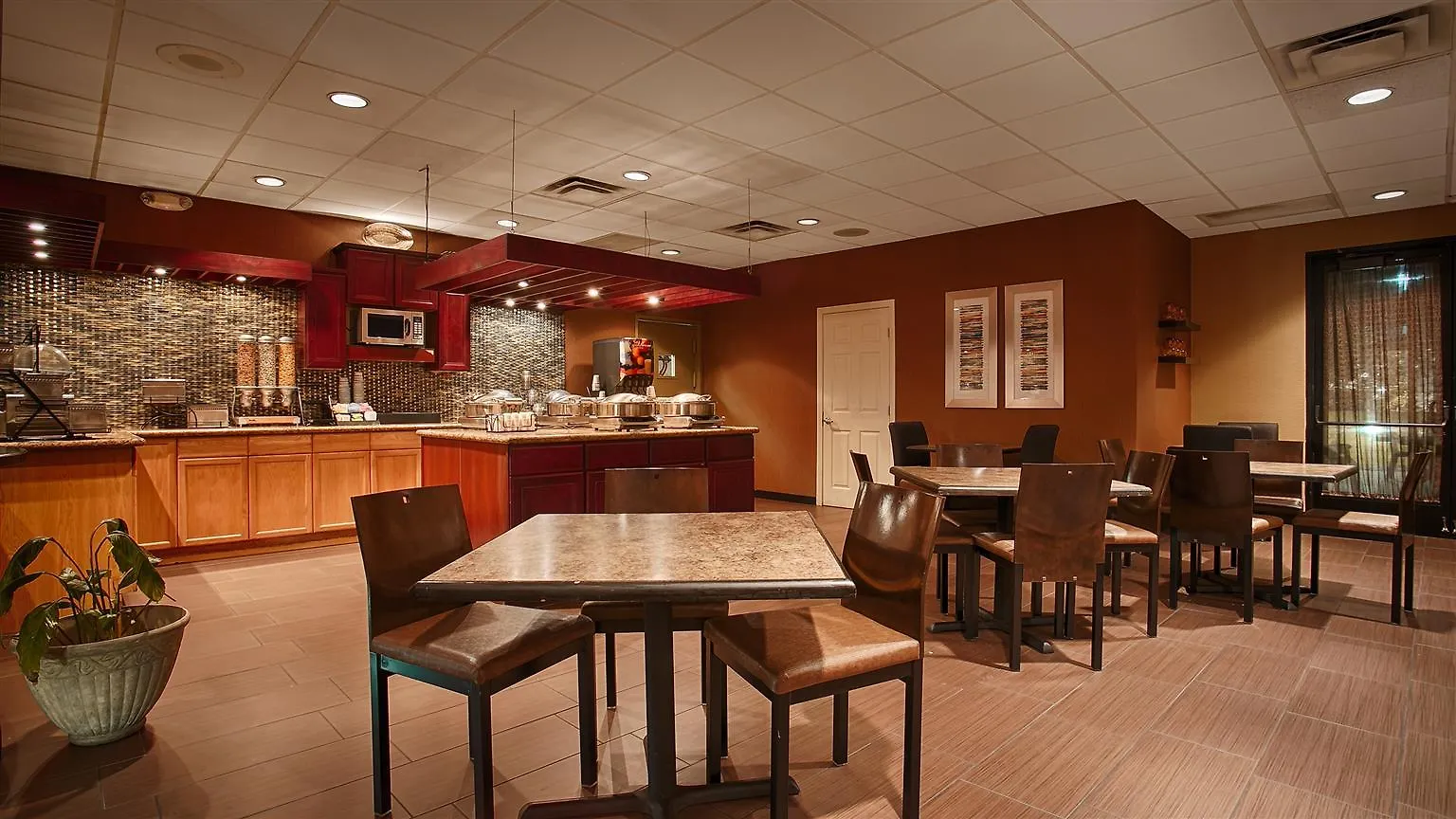 Hotel D'Lins Ontario Airport