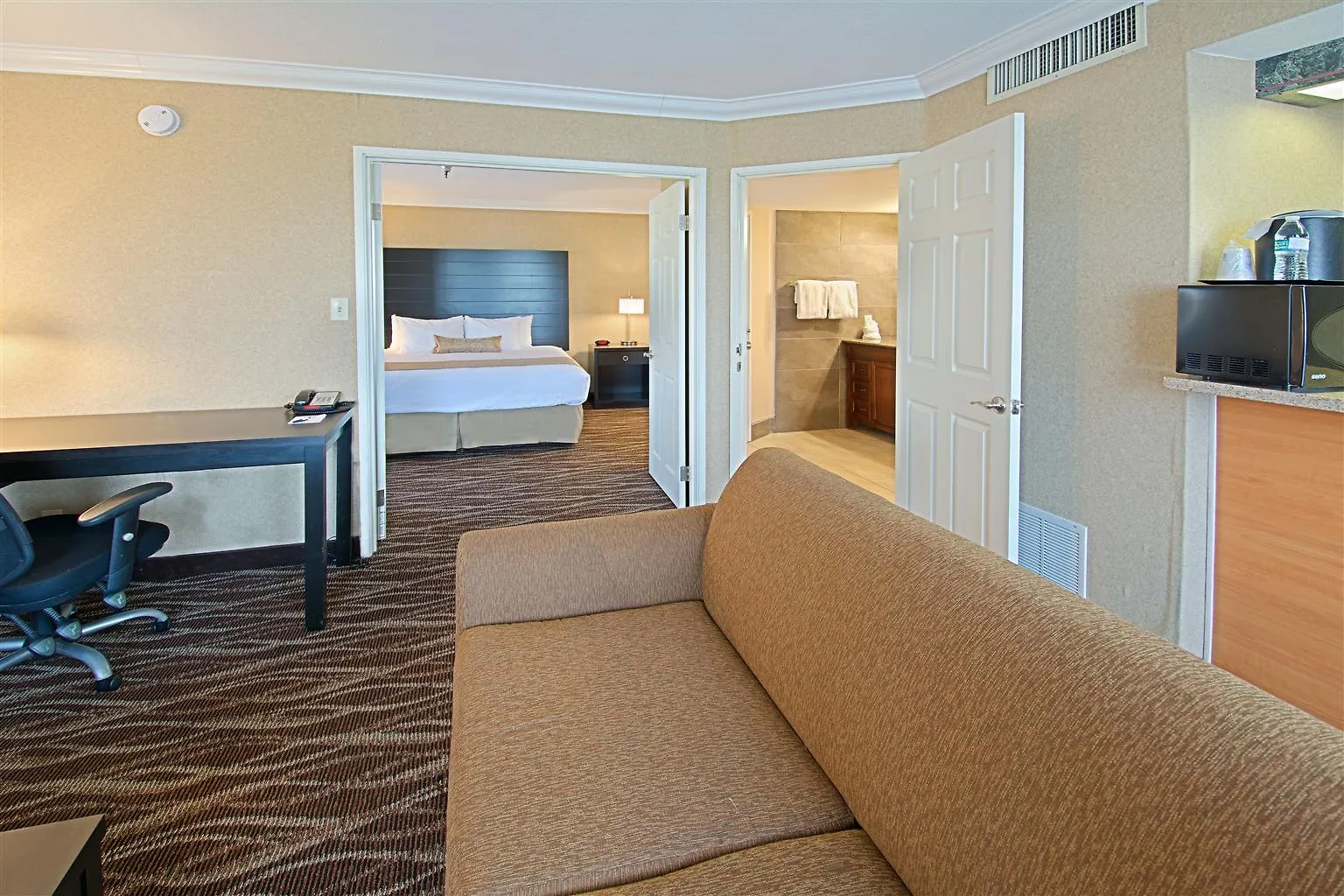 Hotel D'Lins Ontario Airport