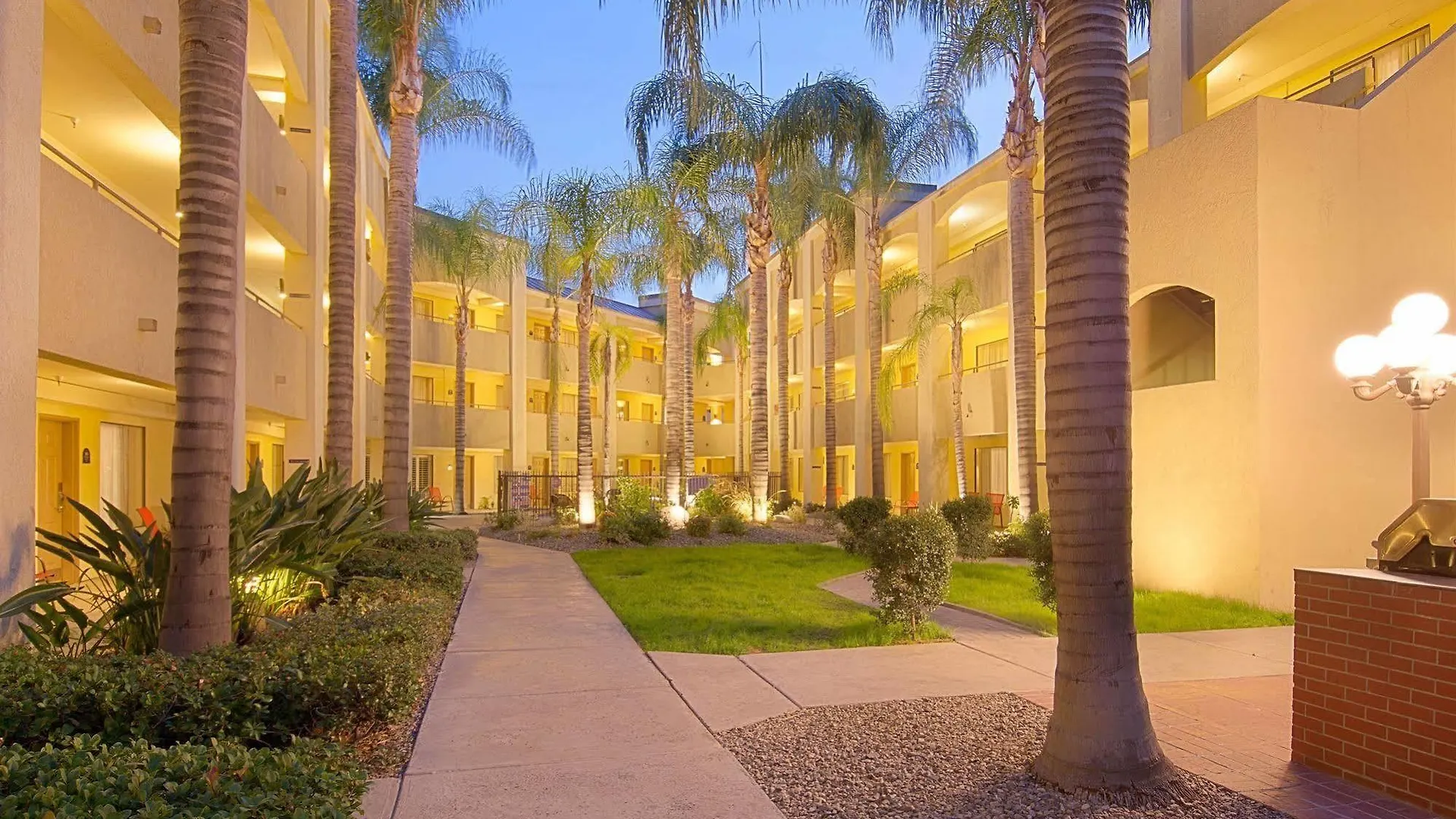 Hotel D'Lins Ontario Airport
