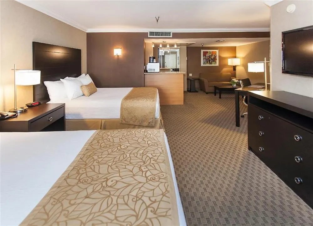 Hotel D'Lins Ontario Airport 3*,